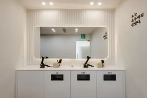 화이트 미니멀 피트니스 파우더룸 인테리어